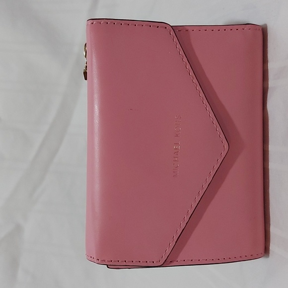 32. MICHEAL KORS PINK WALLET! - Picture 1 of 3